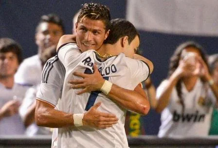 CR7 hugs a child who jumped into the field.