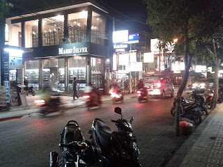  Foto  foto  Perjalanan Jalan Raya Seminyak Bali di Malam Hari