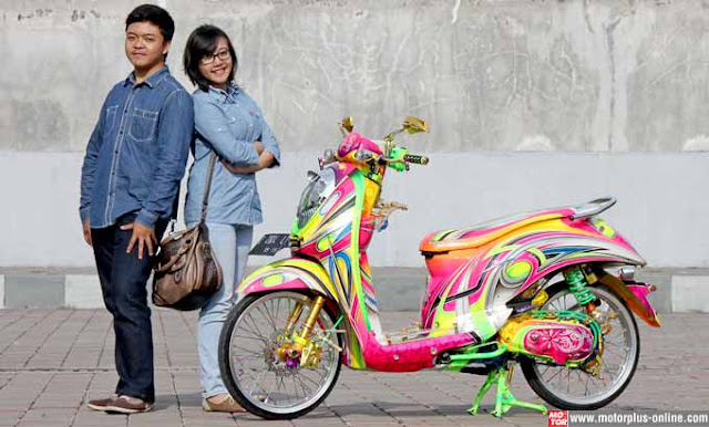 Foto Modifikasi Honda Scoppy di cat grafis motor tanpa gigi ini makin ciamik setelah permainan sapuan paint brush dilakukan alur grafis yang diciptakan kontras dan apik honda scoopy dicat grafis dengan modif yang sangat bervariatif grafis tribal dan corak ukiran Jepara.