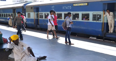 Indian Railways: Penalty if you stay on the platform even after taking the train ticket.. Railway new rules Indian Railways: రైలు టికెట్ తీసుకున్న తర్వాత కూడా ప్లాట్‌ఫారమ్‌పై ఉంటే జరిమానా.. రైల్వే కొత్త నిబంధనలు.