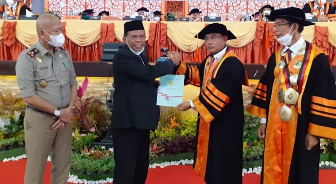 Hadiri Pengukuhan Guru Besar Politeknik Negeri Padang, Wabup Rahmang Serahkan Sertifkat Tanah Tarok City Untuk PNP 