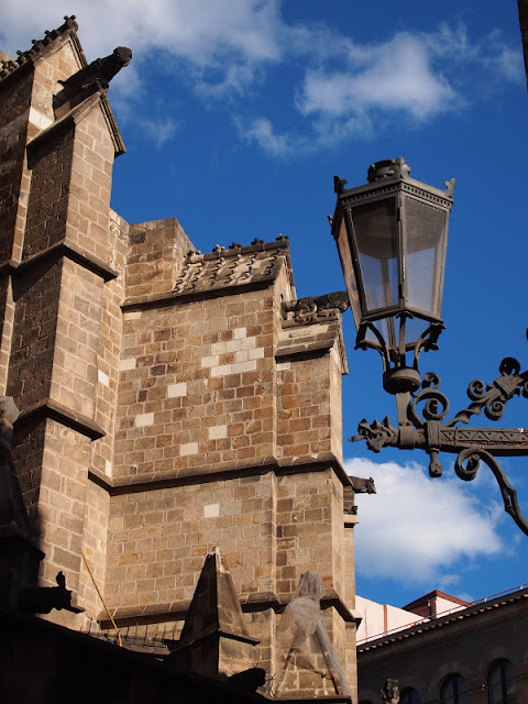 barrio gotico barcelona lamp post