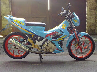 modification of motor satria FU combination of blue red