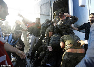 Lính đảo chính bị áp giải lên xe buýt sau khi đầu hàng hôm 16-7. Ảnh: REUTERS