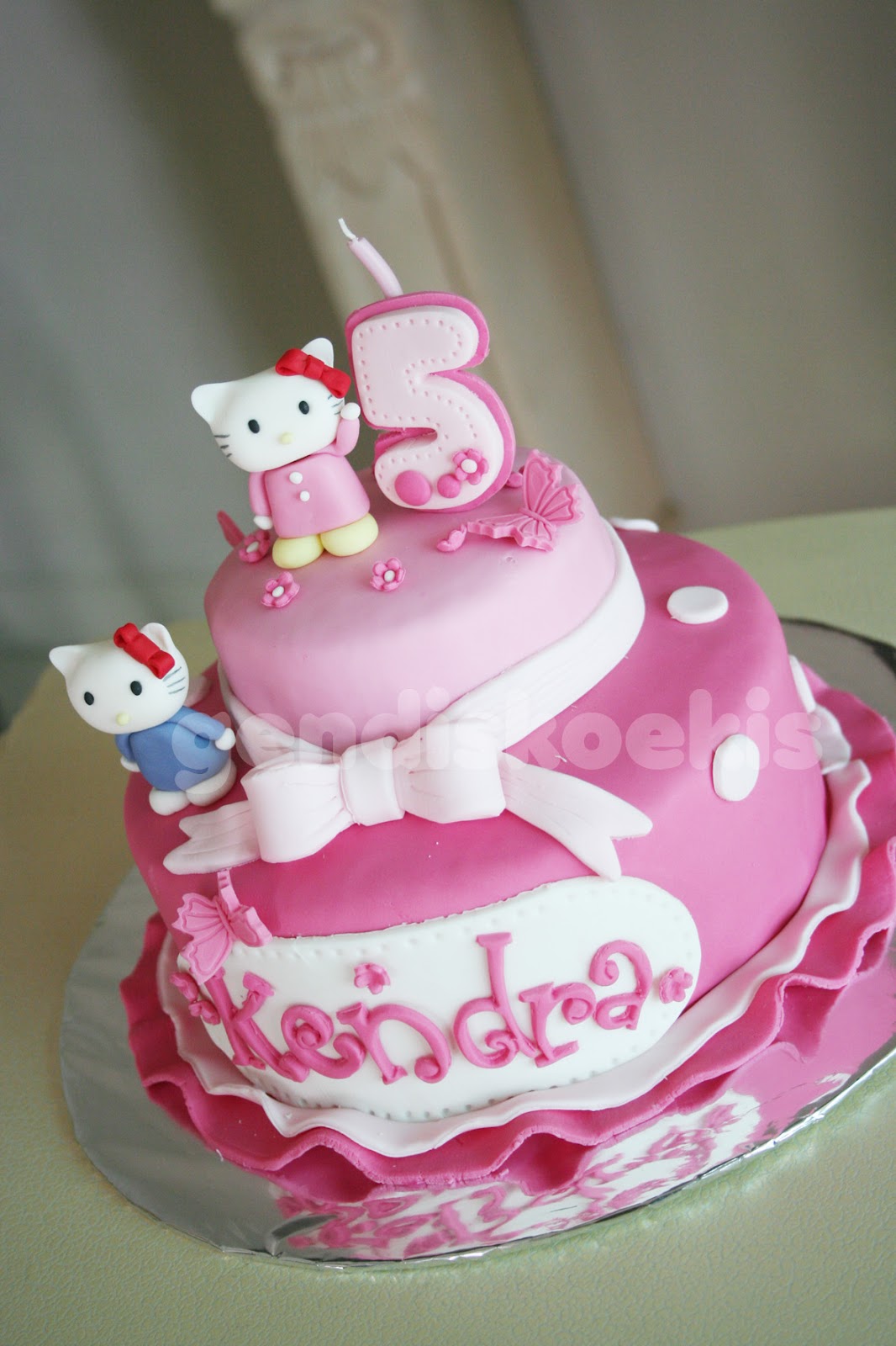 GENDISKOEKIS: Hello Kitty Birthday Cake