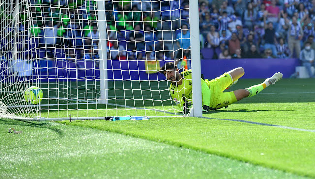 Amir no consigue detener la pelota enviada por Monchu. REAL VALLADOLID C. F. 2 S. D. PONFERRADINA 0 Sábado 14/05/2022, 18:15 horas. Campeonato de Liga de 2ª División, jornada 40. Valladolid, estadio José Zorrilla: 20.213 espectadores. GOLES: 1-0: 1’, Iván Sánchez. 2-0: 60', Monchu.