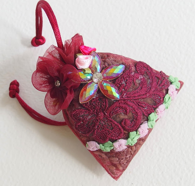 https://www.alittlemarket.com/accessoires-de-maison/fr_sachet_nature_de_lavande_bio_du_jardin_strass_dentelle_et_fleurs_tissus_bordeaux_-10110357.html