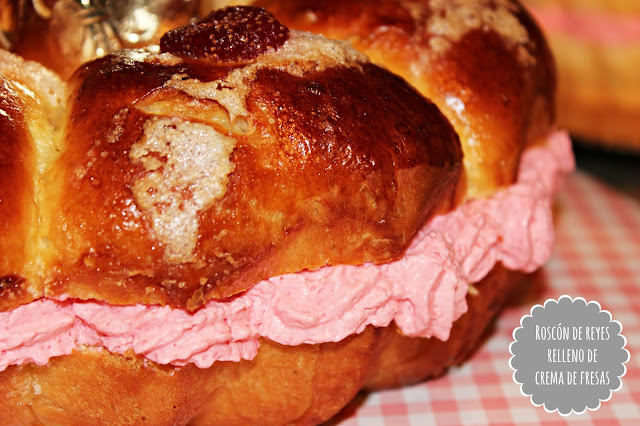 ROSCÓN DE REYES RELLENO DE CREMA DE FRESAS