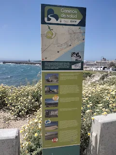 Infoboard, in the background the sea