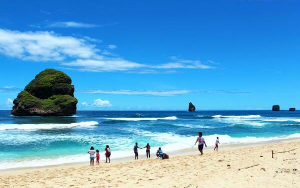  Pantai Eksotis di Jawa Timur Yang Banyak Dikunjungi Wisatawan 10 Pantai Eksotis di Jawa Timur Yang Banyak Dikunjungi Wisatawan