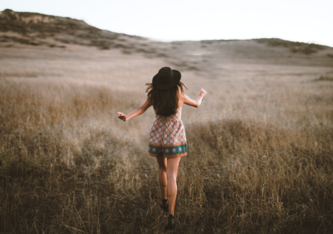 mujer caminando