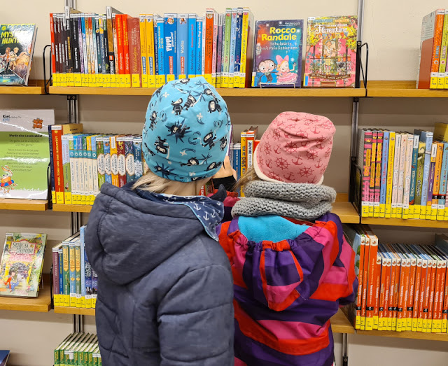 5 Ausflüge mit Kindern bei Regenwetter in Kiel. In Bibliotheken gibt es für Kinder nicht nur spannende Bücher, sondern auch schöne Erlebnisse und Aktivitäten wie Lesungen, Bastel-Aktionen, Spiele-Nachmittage und Kinder-Filmtage, bei denen schlechtes Wetter egal ist.