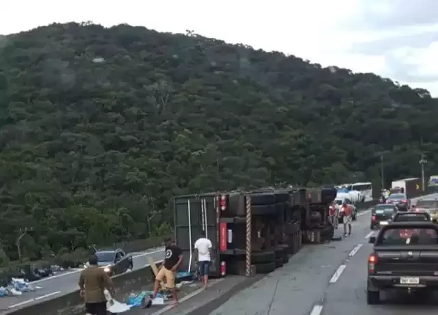 Carreta tomba na BR-116 na divisa entre Miracatu e Juquitiba