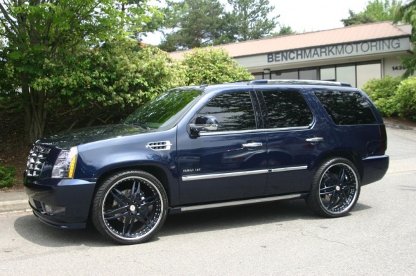  Blue Cadillac Escalade with a set of 26 inch MOZ Diamante wheels