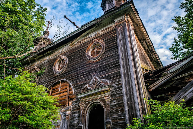 Старая деревянная церковь с круглыми окнами