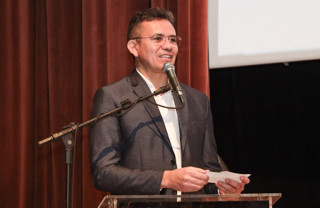 secretário de Estado da Educação, Roberto de Souza