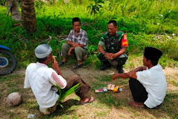 Babinsa Yudi Teguh Komsos dengan Warga yang Sedang Melakukan Ziarah Kubur