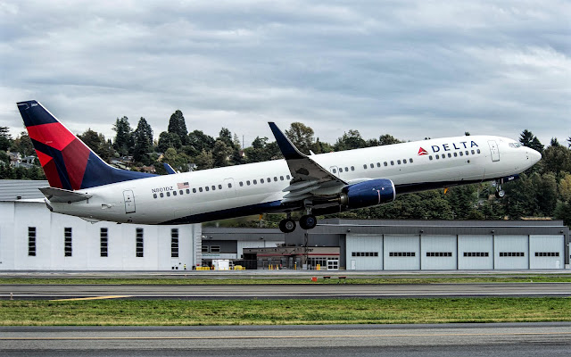 Boeing 737-900ER Delta Air Lines Takeoff Climbing
