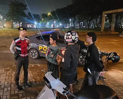 Anggota Sat Samapta Polres Karawang Gencar Melaksanakan Patroli Perintis Presisi diwilayah Karawang dalam rangka mengantisipasi Kenakalan Remaja pada Malam hari