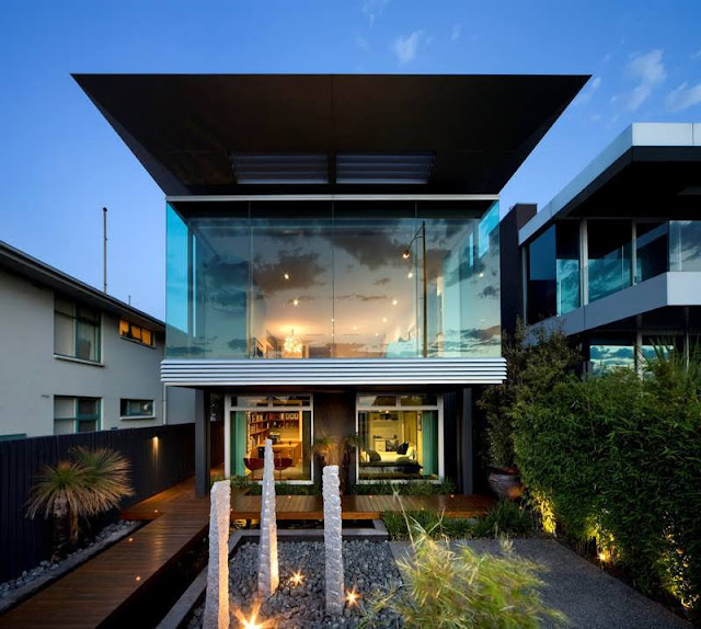 MODERN STRIKING NEW RESIDENCE CALLED ESPLANADE HOUSE OFFERS LUXURIOUS AND COMFORTABLE IN MELBOURNE