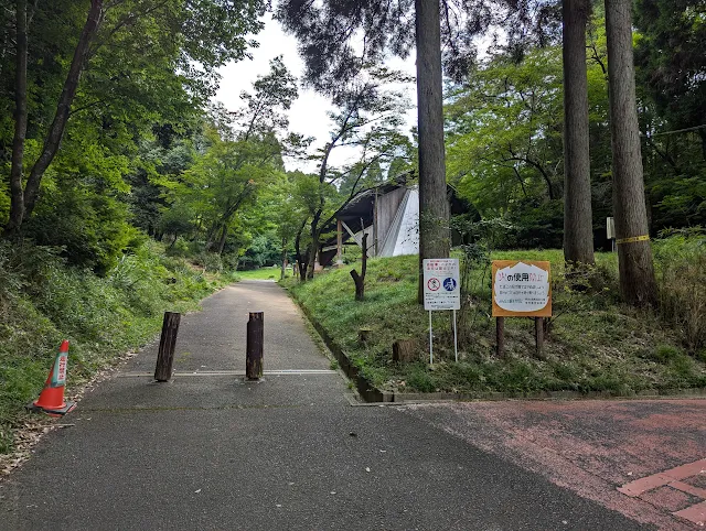 駐車場から登山道へ向かう