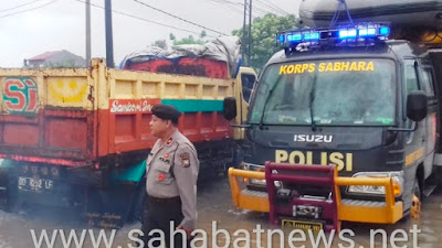 Makassar Banjir, Sabhara Polda Sulsel Gerak Cepat Bantu Masyarakat