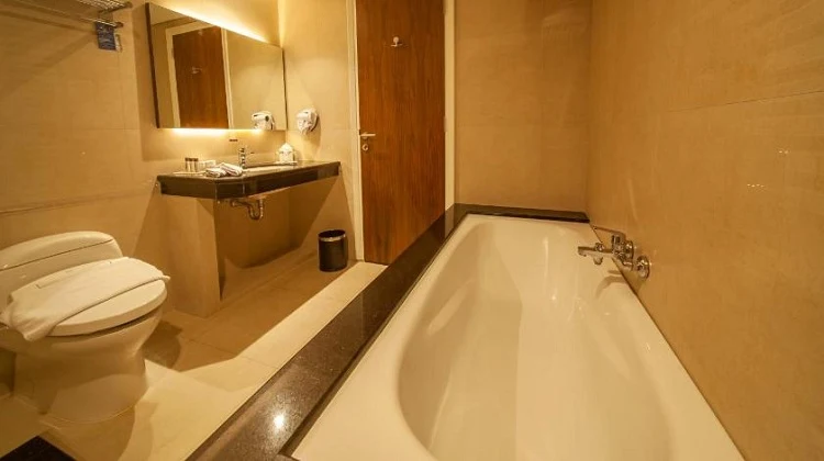 Avenza Hotel & Convention Cibubur Bathtub