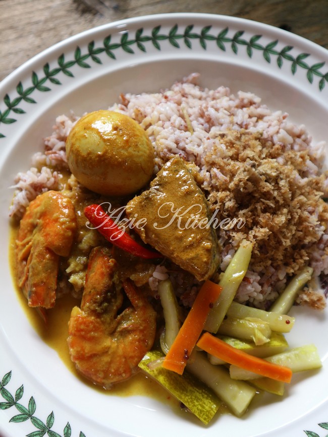 Nasi Dagang Kelantan Dengan Gulai Ikan Tongkol Dan Sambal 