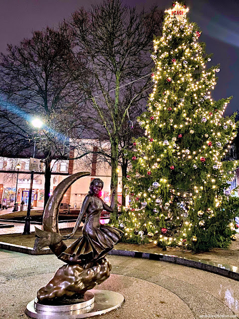 Escultura de Samantha en Navidad, Salem