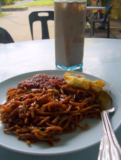 Tentang Aku: Makan sarapan dan makan angin.