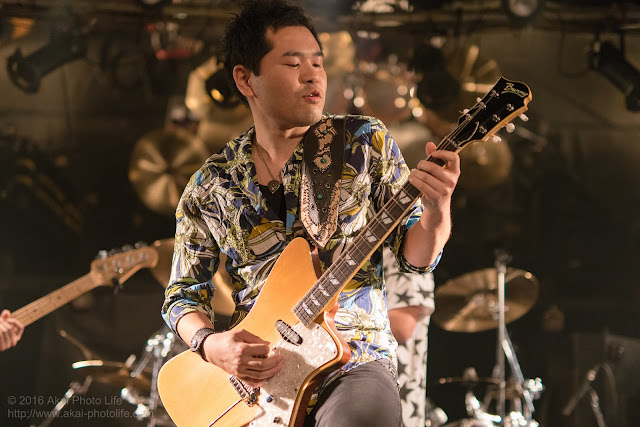 ライブハウスシルバーエレファントで撮影したバンドTRI-toNeのギタリストの写真