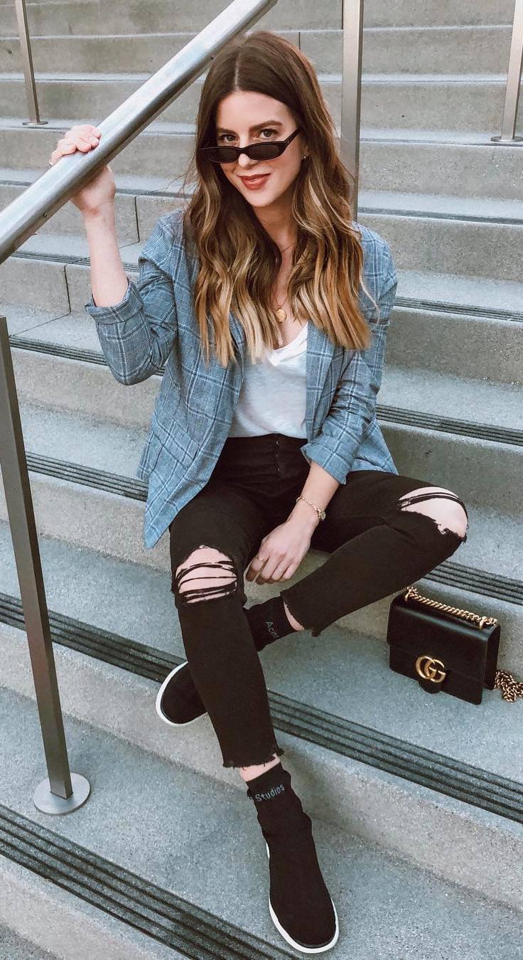 street style perfection / black rips + plaid blazer + sneakers + top + bag