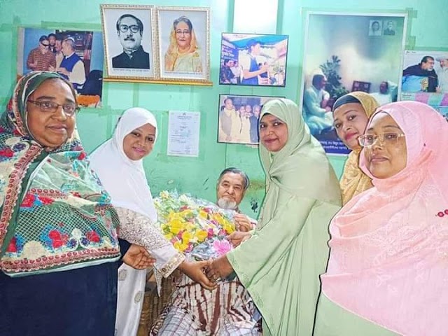 কাশীপুর ইউনিয়ন মহিলা আওয়ামীলীগ এর নব নির্বাচিত কমিটির সভাপতি শাহানাজ বেগম সাধারণ সম্পাদক তাসলিমা আক্তার আলহাজ্ব এম. সাইফ উল্লাহ বাদল কে ফুলেল শুভেচ্ছা জানায়।