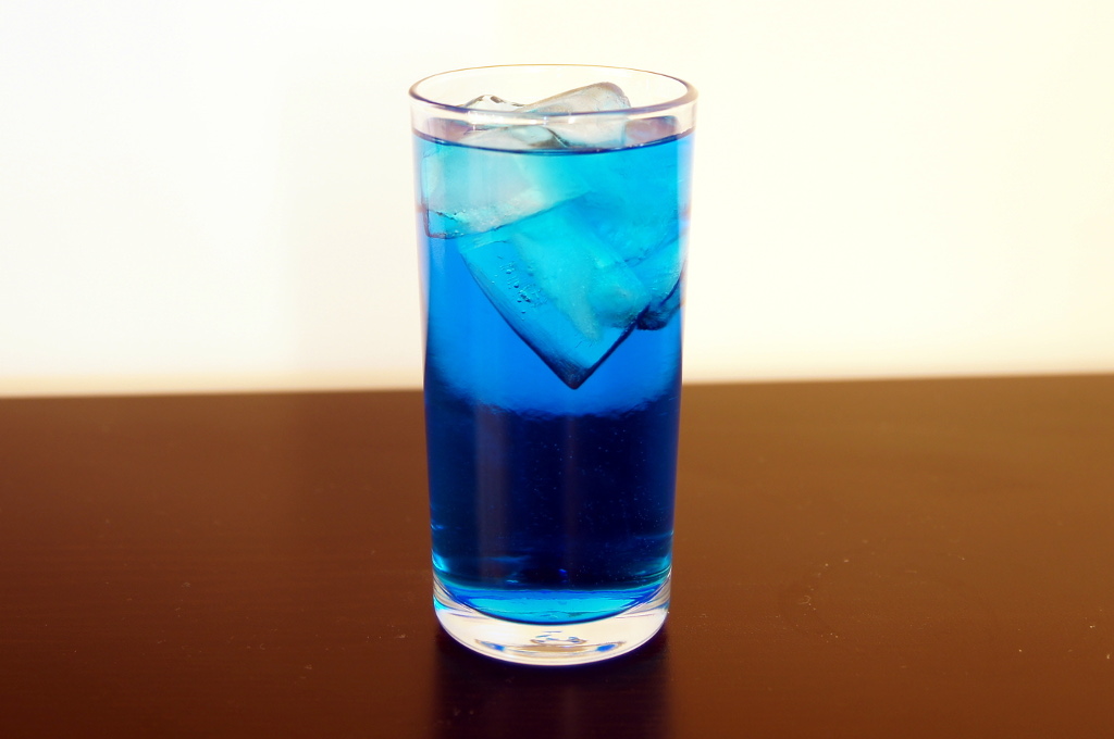 коктейль голубого цвета в рюмке