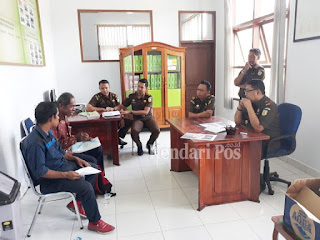 Kajari Buton, Ardiansyah ketika bertemu perwakilan warga Wasampela Buton di kantornya, kamis (9/11). Foto: Alfin/ Kendari Pos