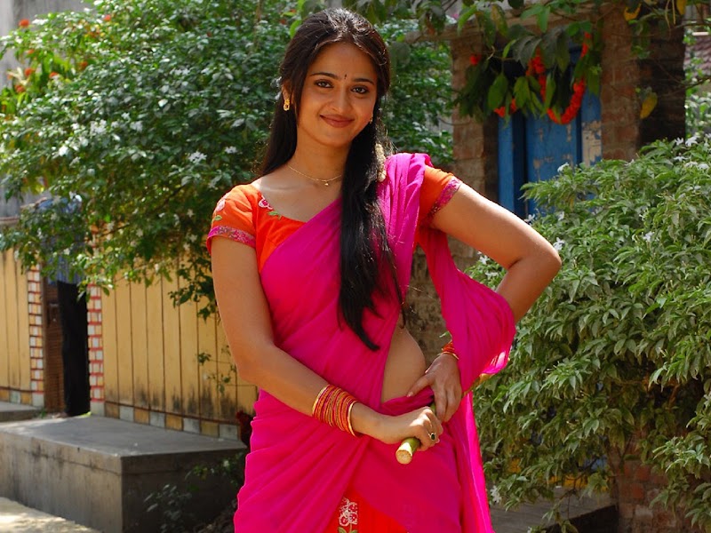 Anushka Shetty Hot Tamil Actress Wallpaper in Pink Saree