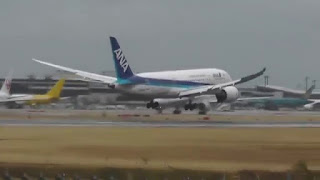   着陸, 着陸 フレア, 飛行機 着陸 手順, 飛行機 着陸 降下率, 飛行機 着陸 ドスン, 飛行機 着陸 英語, 飛行機の着陸速度, 着陸態勢 英語, 着陸態勢 アナウンス, 着陸 進入 角度, 飛行機 着陸 フラップ