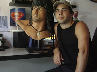 Edinho Maga e o busto do Rambo III