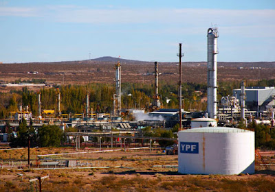 Sigue el conflicto entre YPF y el gremio: la petrolera volvió a denunciar "aprietes" a sus empleados 