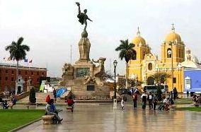 Foto de la Plaza de Armas de Trujillo de día