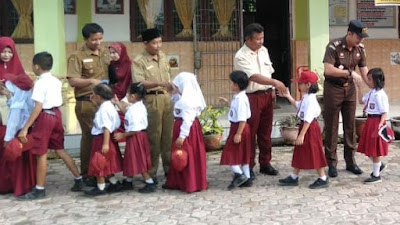 Menerangkan ilmu Hukum Sejak Dini, Antonius Silitonga hadir sebagai Pembina Upacara di SD 135911