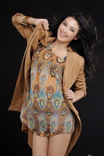Cantiknya Sylvia Fully dengan Gaun Batik | http://wowseleb.blogspot.com/