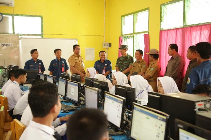 Sekda Munasri Pantau Pelaksanaan UNBK