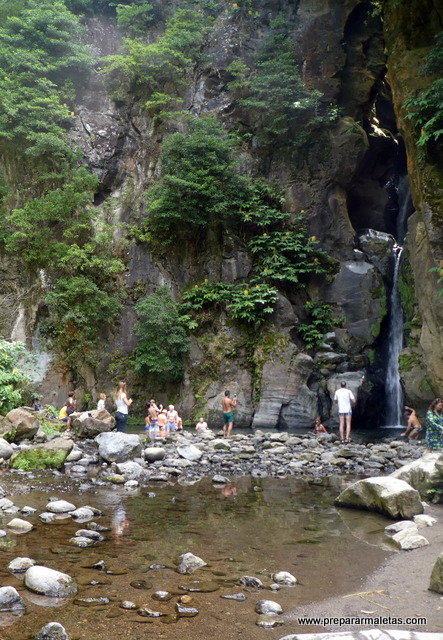 bañarse en el Salto do Cabrito Azores