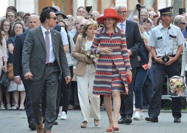 Queen Mathilde attended Marian Procession in Halle. Marian Procession is also called as Mariaprocessie. Queen Mathilde wore Natan coat, dress
