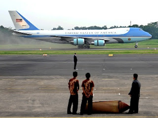 FOTO AKTIVITAS OBAMA DALAM PESAWAT AIR FORCE ONE