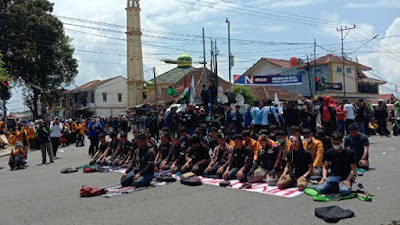 Aksi Damai Aliansi Lampung Memanggil Diwarnai Shalat Dzuhur Berjamaah di Jalanan