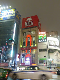 Entrer dans une arcade de jeux à Tokyo