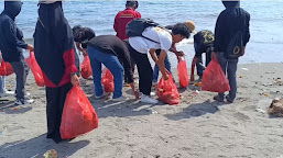 Serikat Pekerja dan Mahasiswa di NTB Bersih Pantai di Hari Buruh