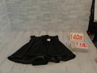 中古品　子供服　１４０ｃｍ　ブラック　スカート　１１０円